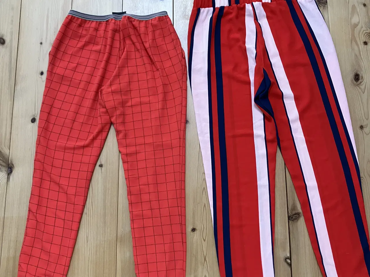 Billede 4 - 2 par røde bukser
