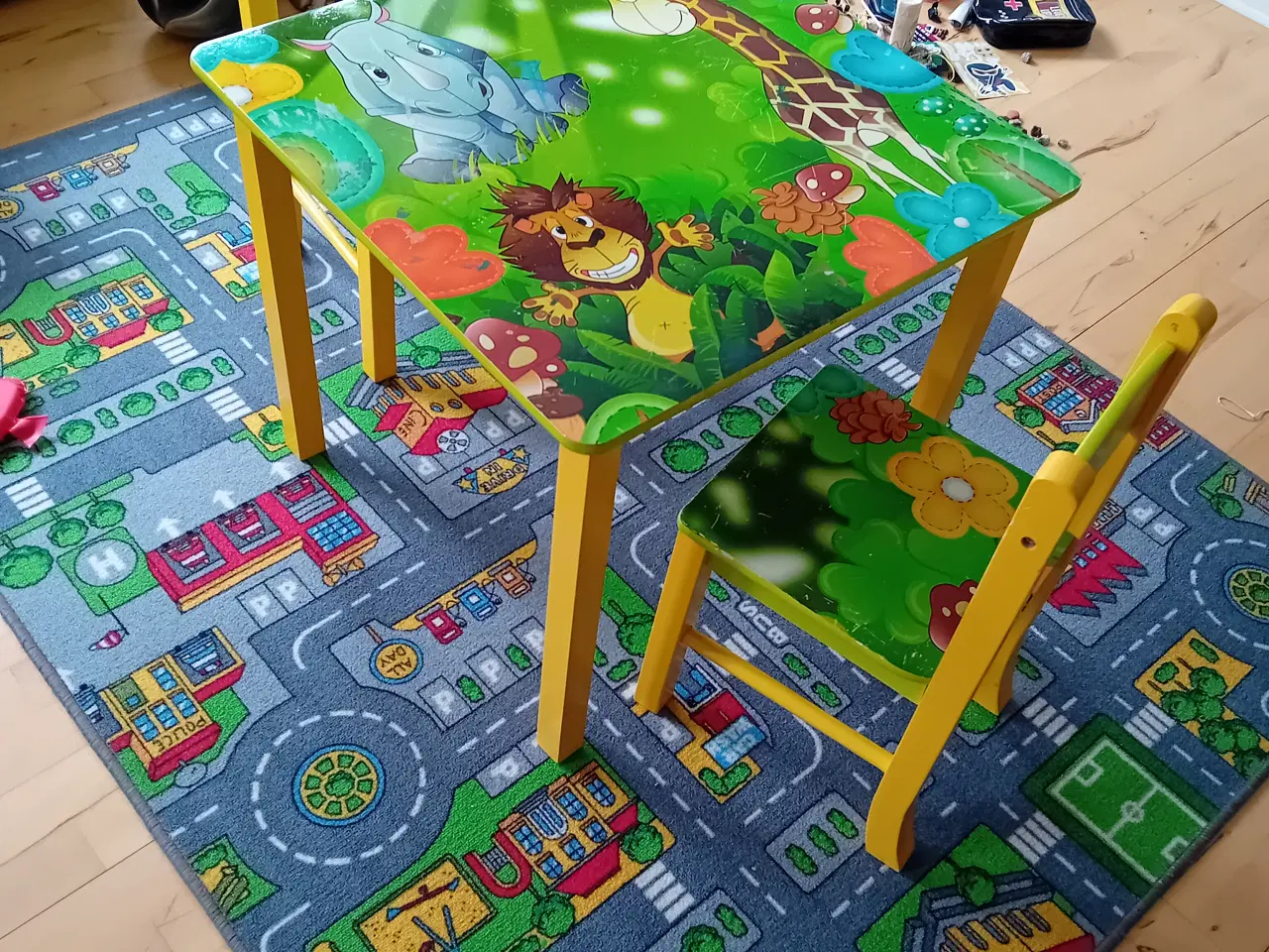 Billede 1 - "Jungle" bord, 2 stole og bænk m. rum