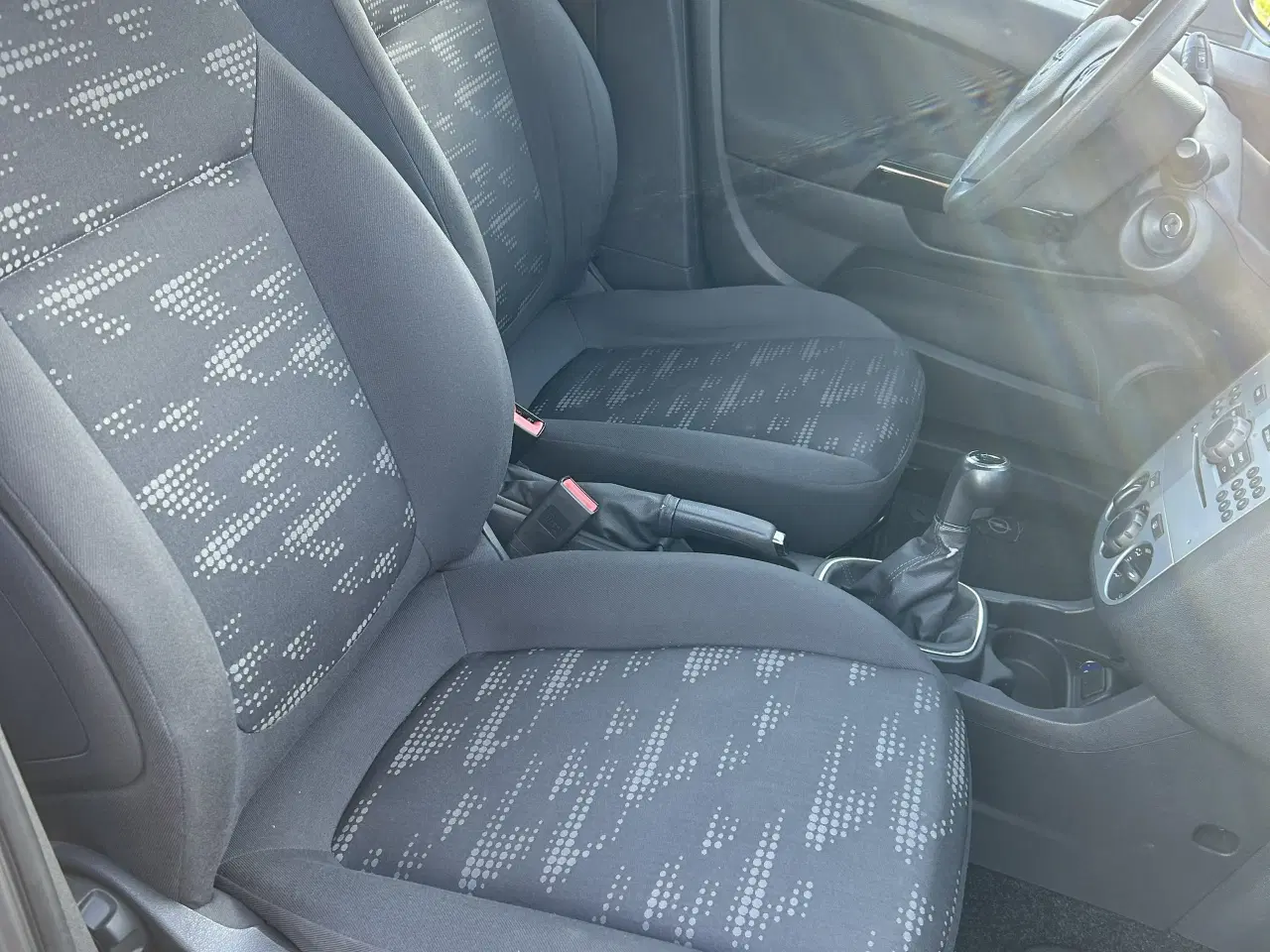 Billede 6 - Velholdt Opel Corsa 1,2i Twinport Enjoy 5-dørs