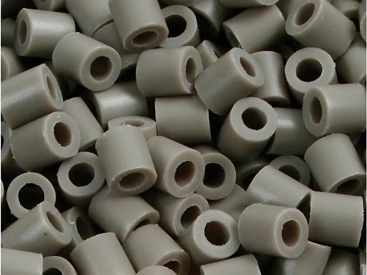 Billede 1 - Rørperler, str. 5x5 mm, hulstr. 2,5 mm, medium, askegrå (32226), 1100stk./ 1 pk.
