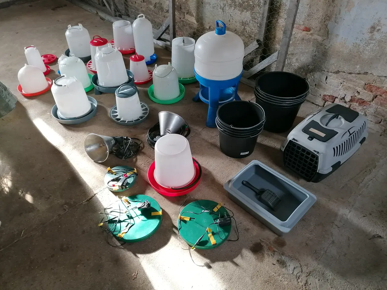 Billede 1 - Udstyr til høns og kat