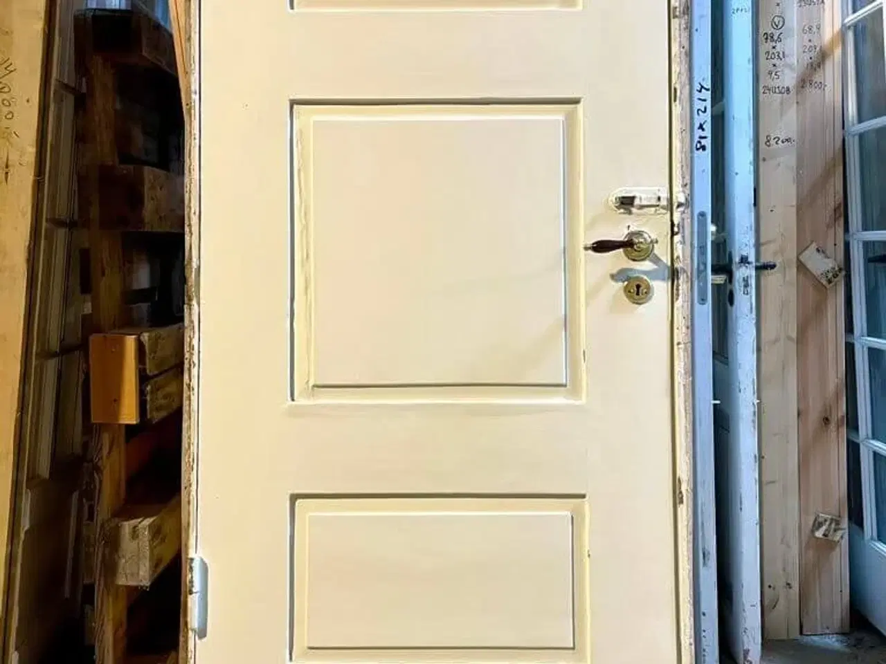 Billede 1 - Lav, klassisk bondehusdør m. karm