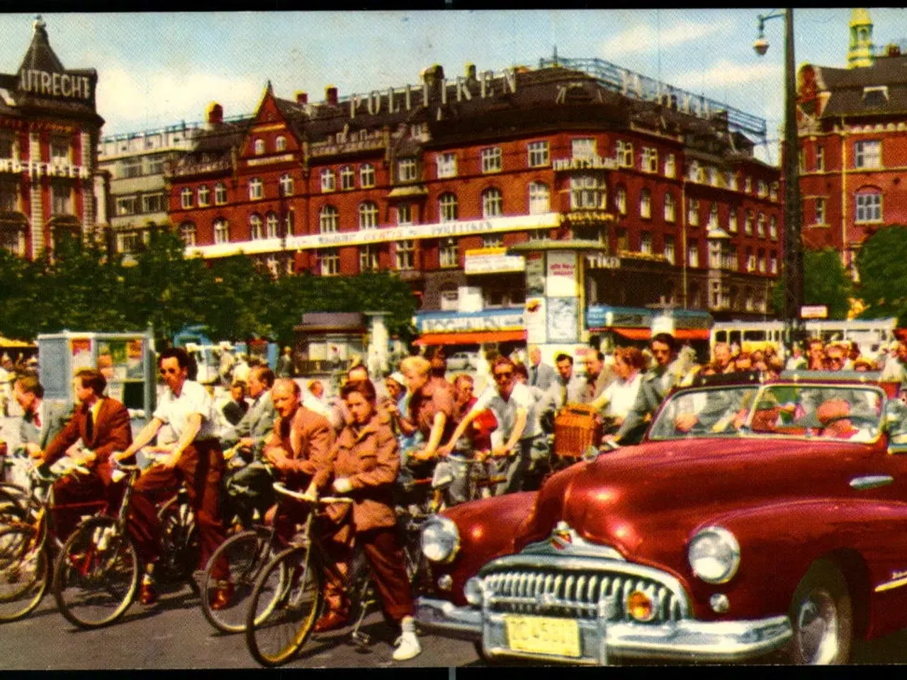 Billede 1 - København - Raadhuspladsen - Cyklister - Rudolf Olsen 43