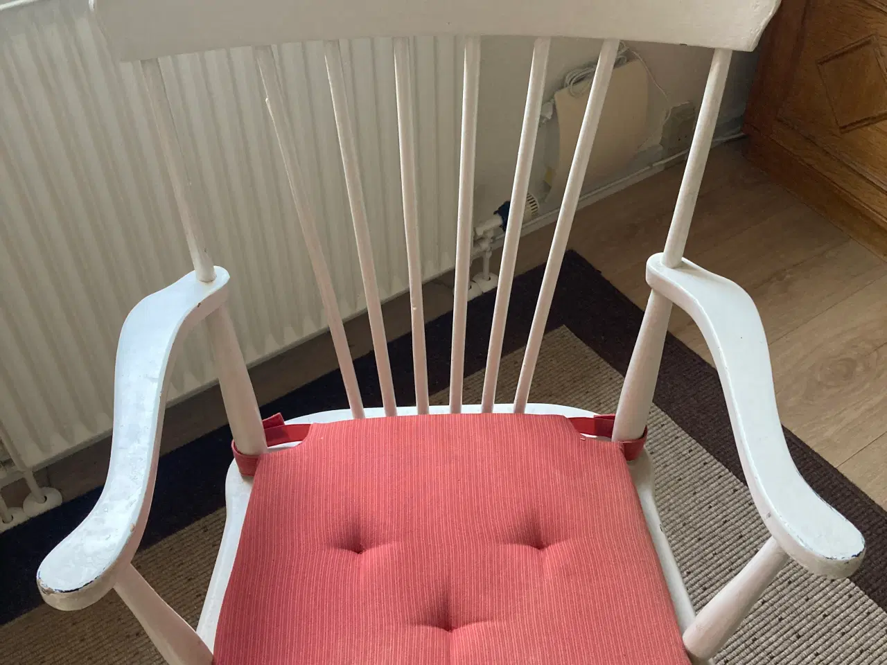 Billede 5 - Hvid træstol med armlæn