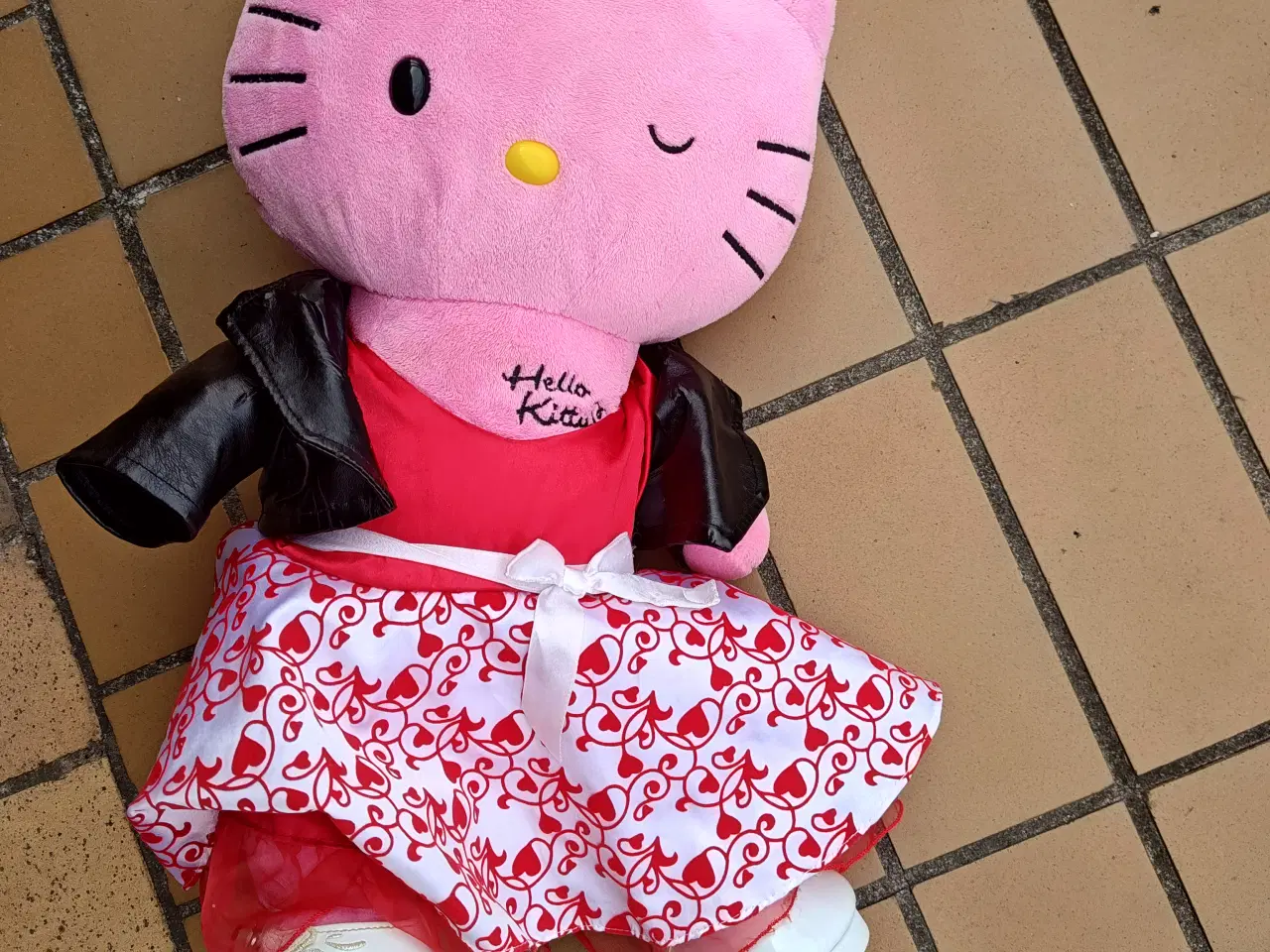 Billede 1 - Build a Bear Hello Kitty bamse med kjole, sko, tøj