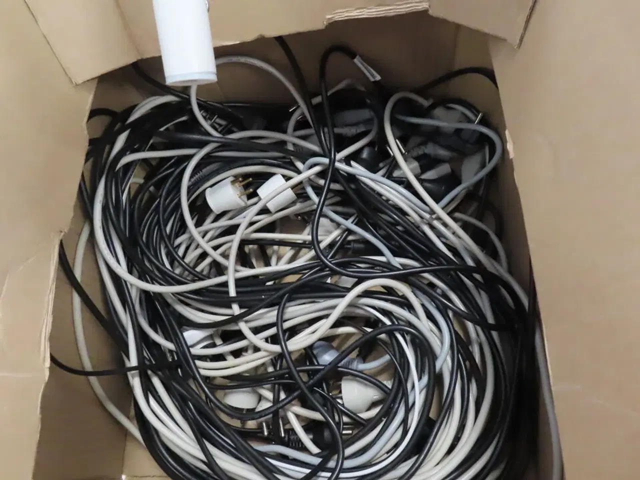 Billede 18 - Palle med rester fra TC ELECTRONIC