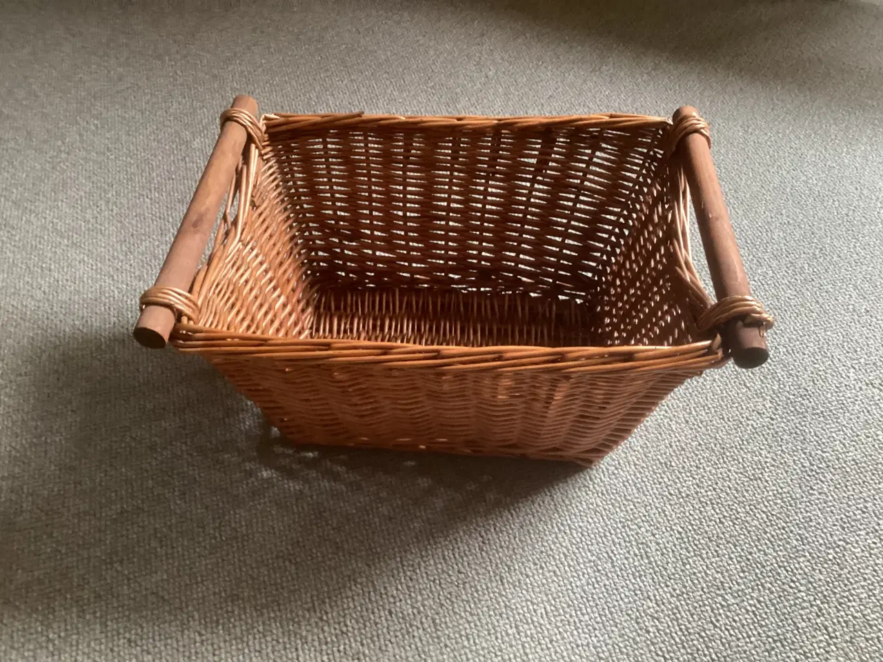 Billede 1 - Flettet kurv med træ håndtag meget flot