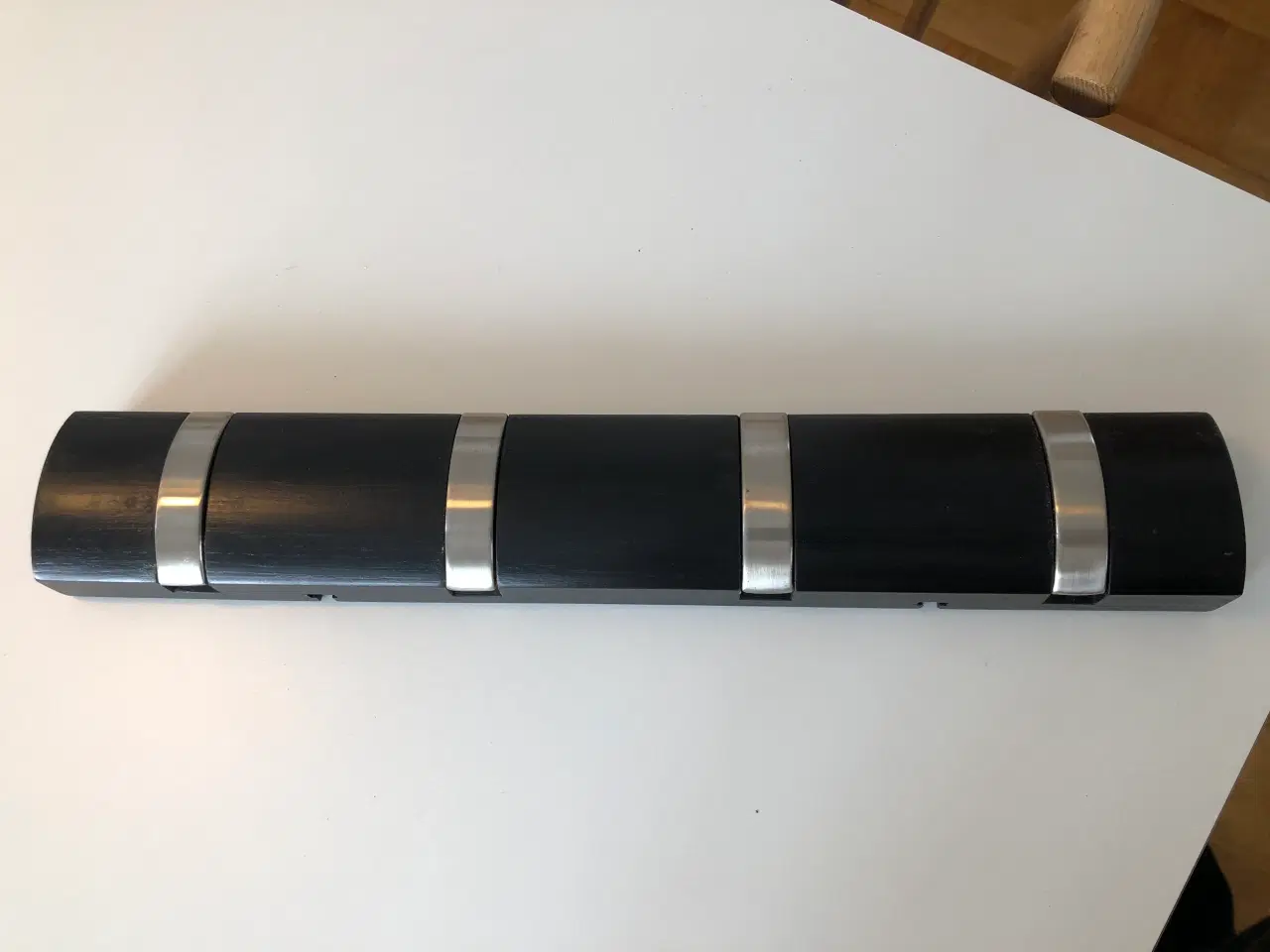 Billede 2 - Knagerække i sort med 4 knager fra Cado