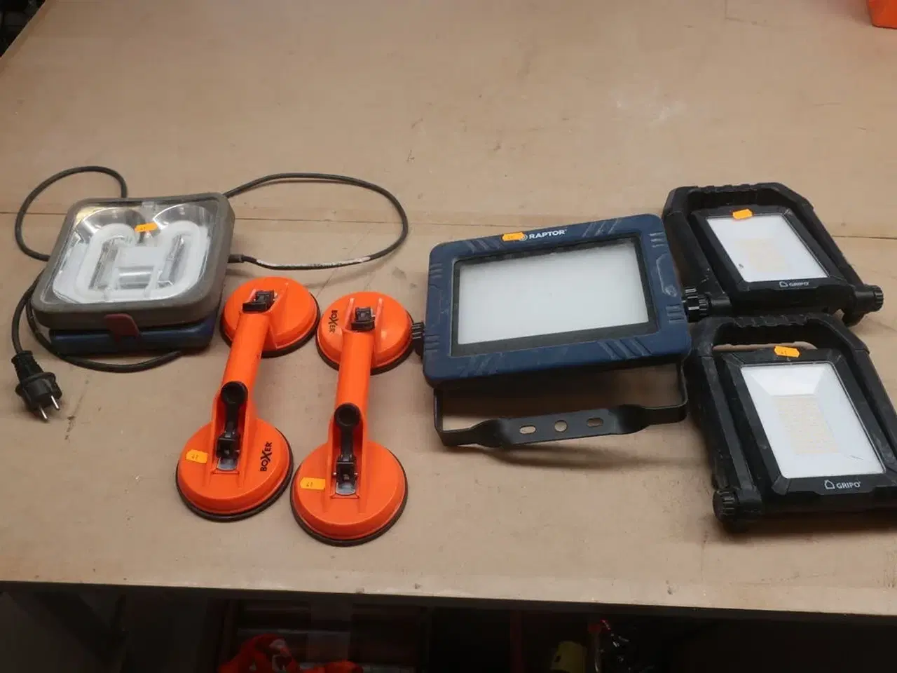 Billede 1 - 4 stk. lamper og 2 stk. sugekopper