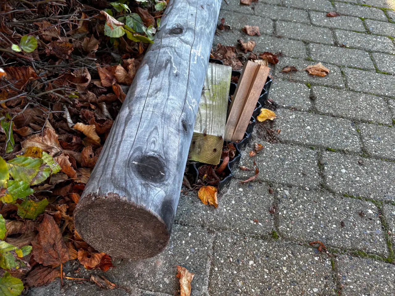 Billede 2 - Stople i lærketræ, 5 meter lang og 14 cm i diamete