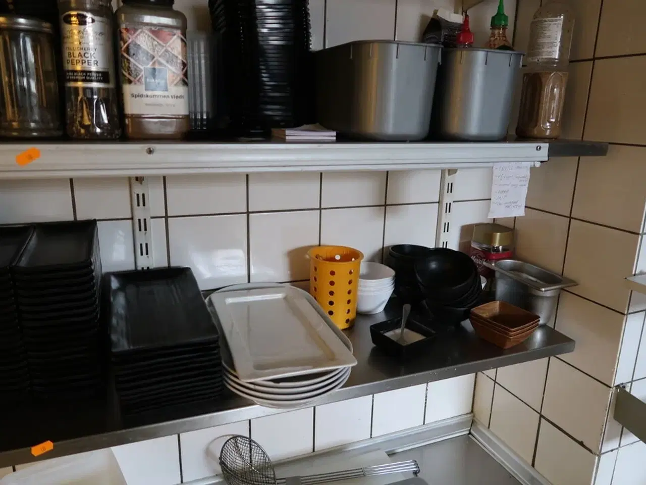 Billede 5 - 3 stk. rustfri stålhylder med indhold