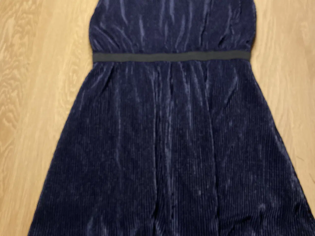 Billede 4 - Bukser, kjoler, tshirt, bluser str. 140