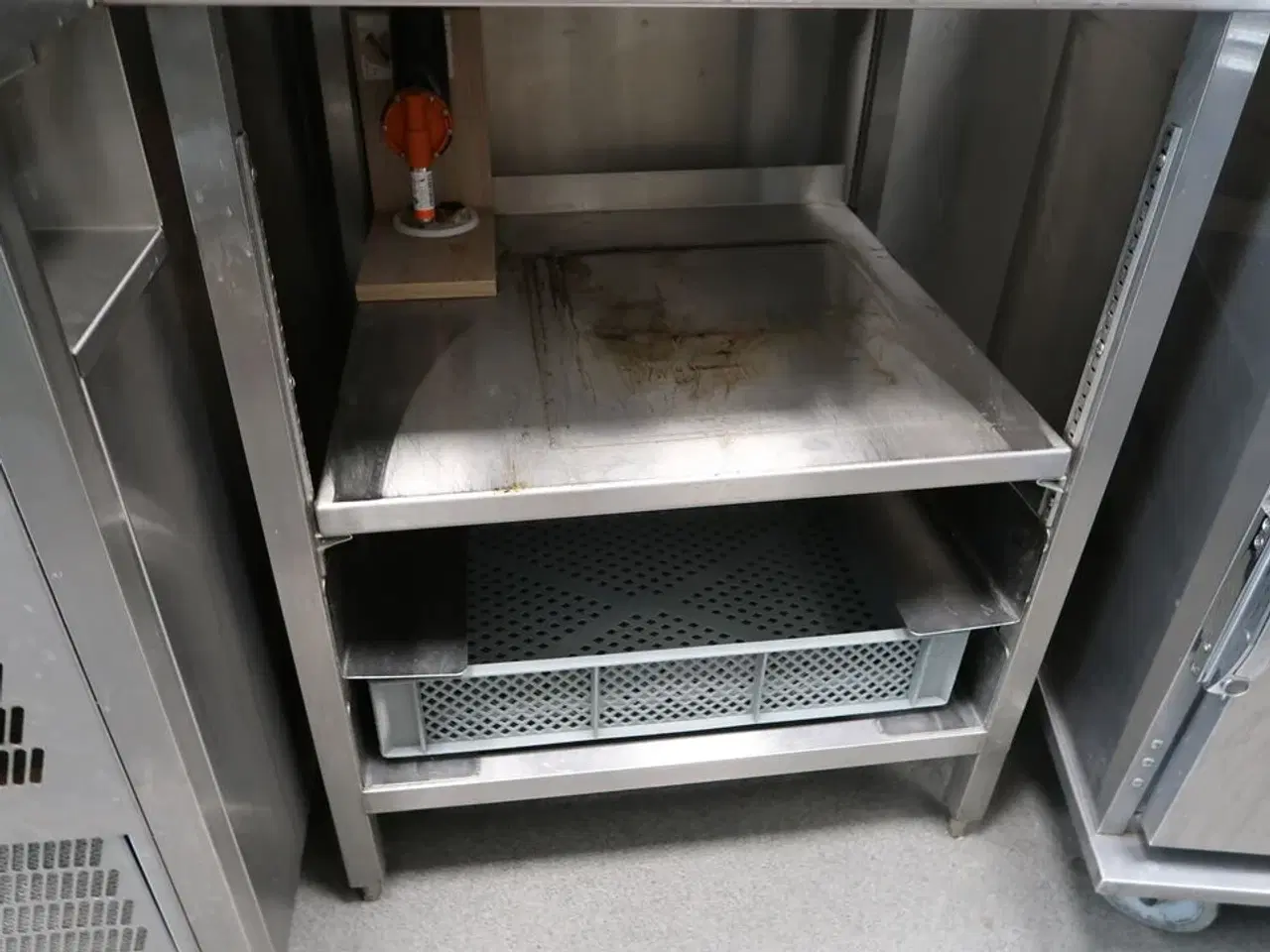 Billede 3 - Rustfri stålbord med indhold