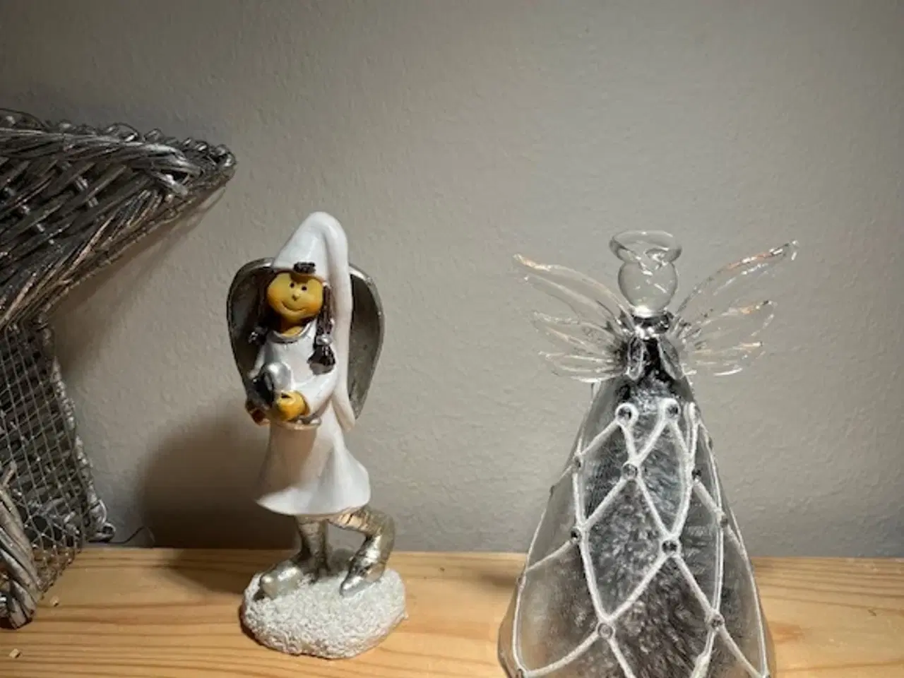 Billede 3 - Smukt dekorationssæt: Sølvstjerne og to fine engle