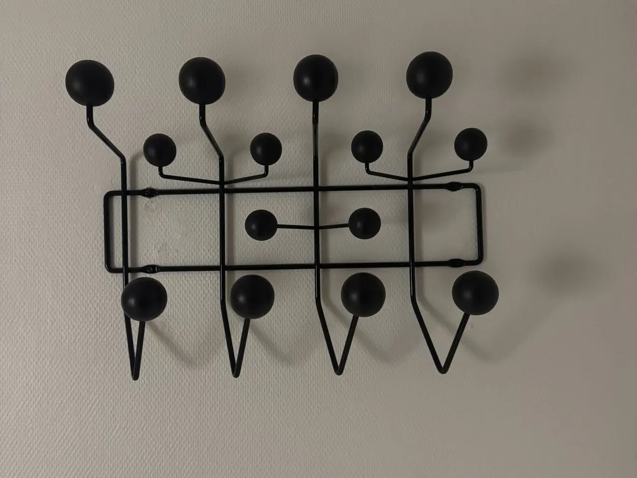 Billede 4 - Charles Eames knagerække i sort 