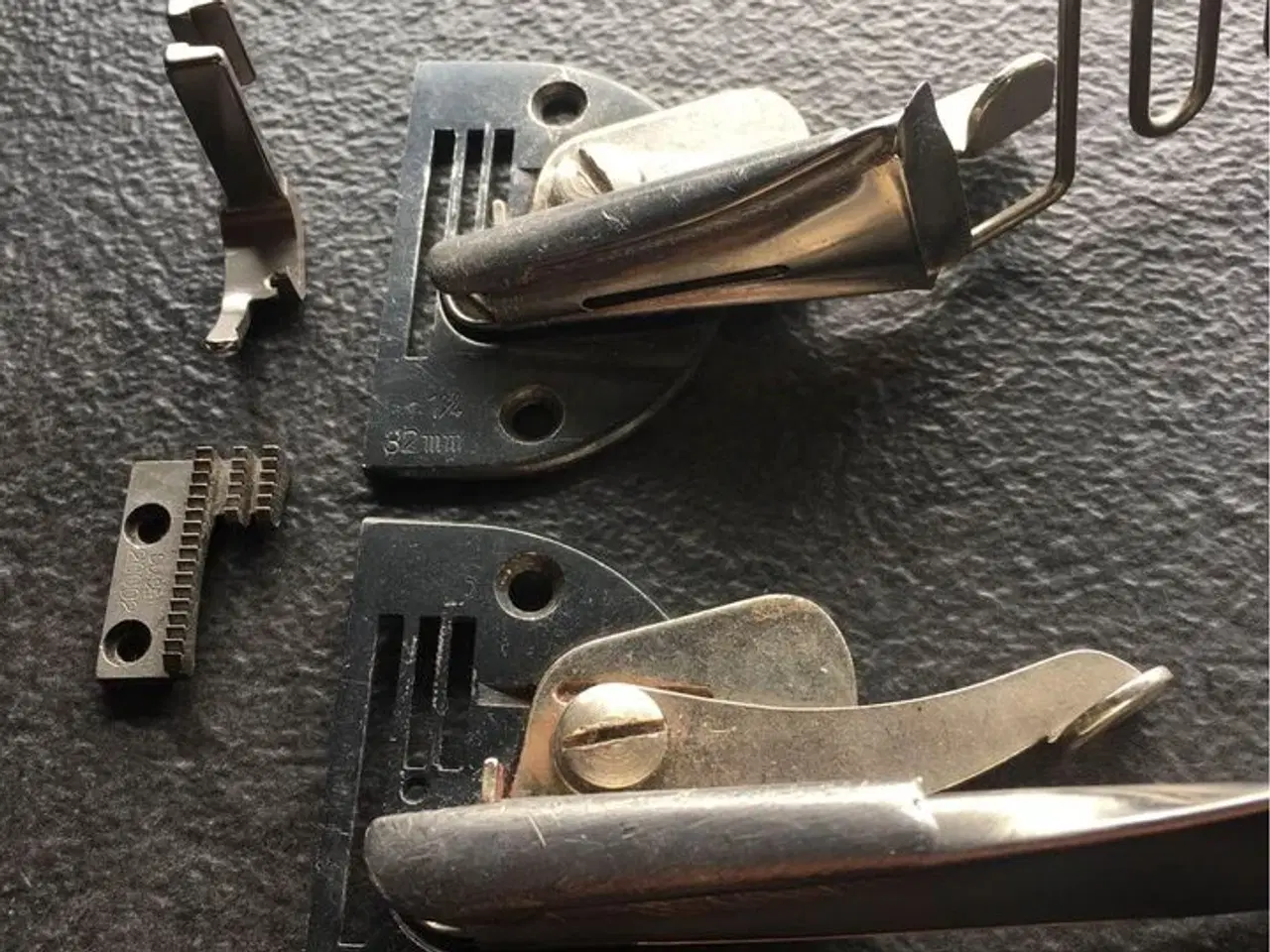 Billede 1 - Kantbåndfødder fra nedlagt systue