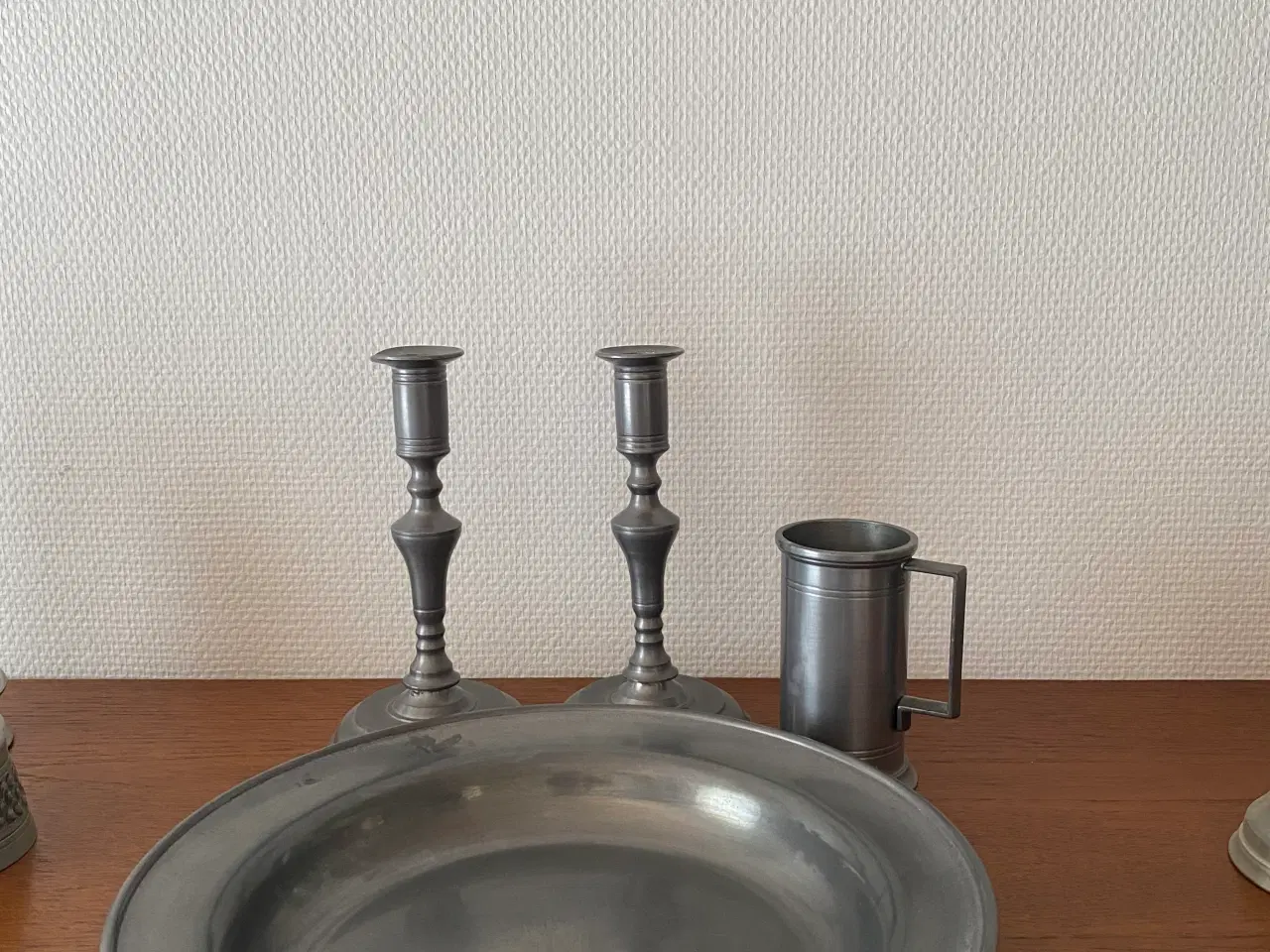 Billede 1 - Fad, vase og 2 lysestager i tin