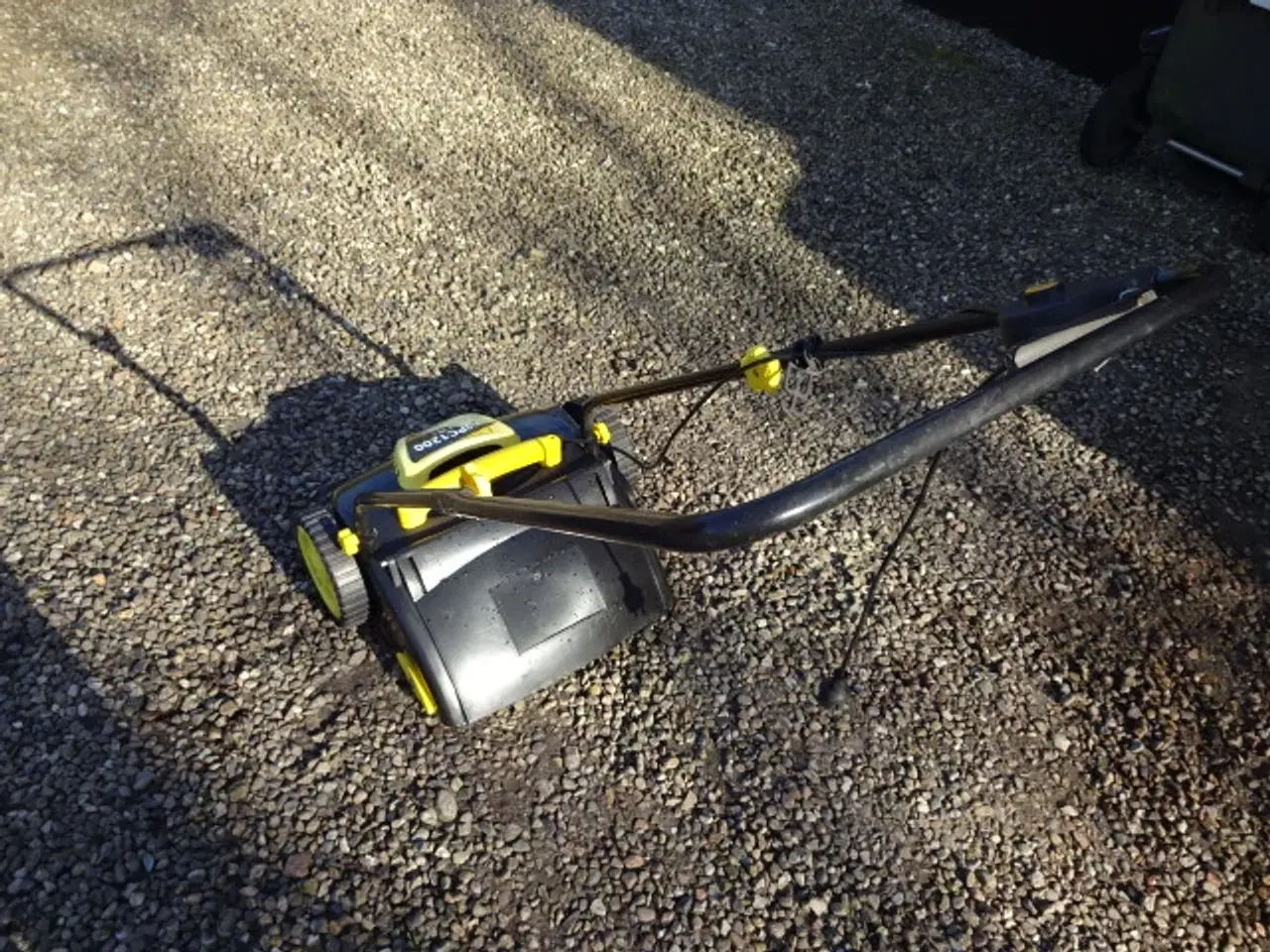 Billede 3 - Vertikalskærer / mosfjerner / plænelufter