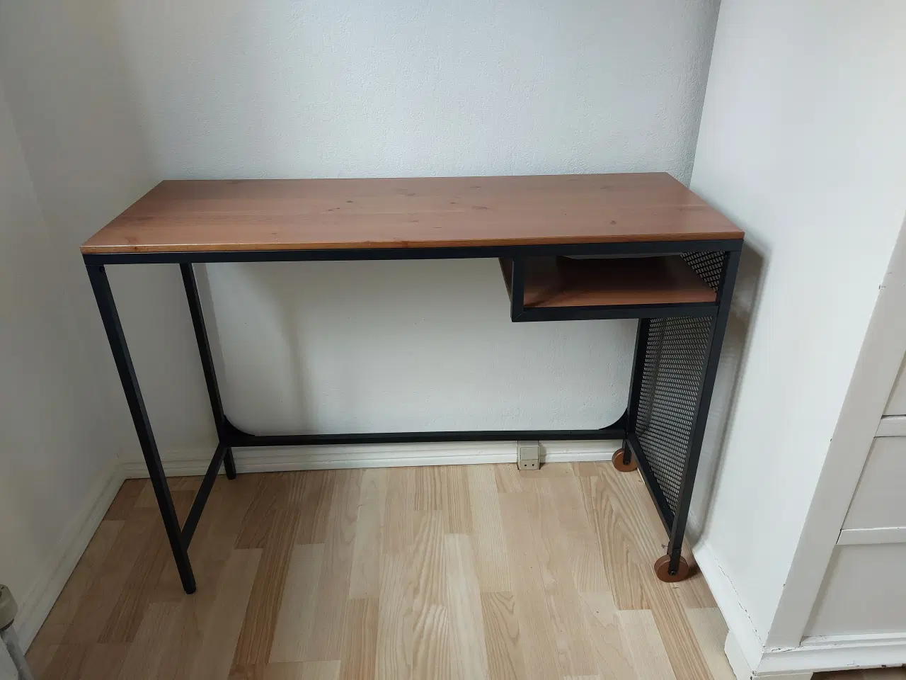 Billede 1 - Skrivebord fra Ikea 