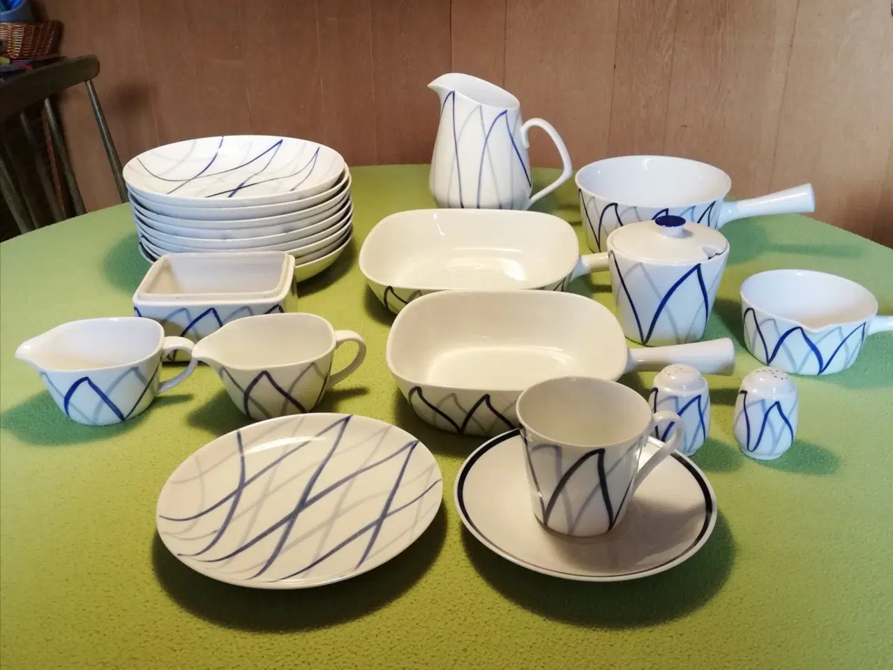 Billede 2 - Blå Flamme porcelæn tallerkener,kop, fade m.m.