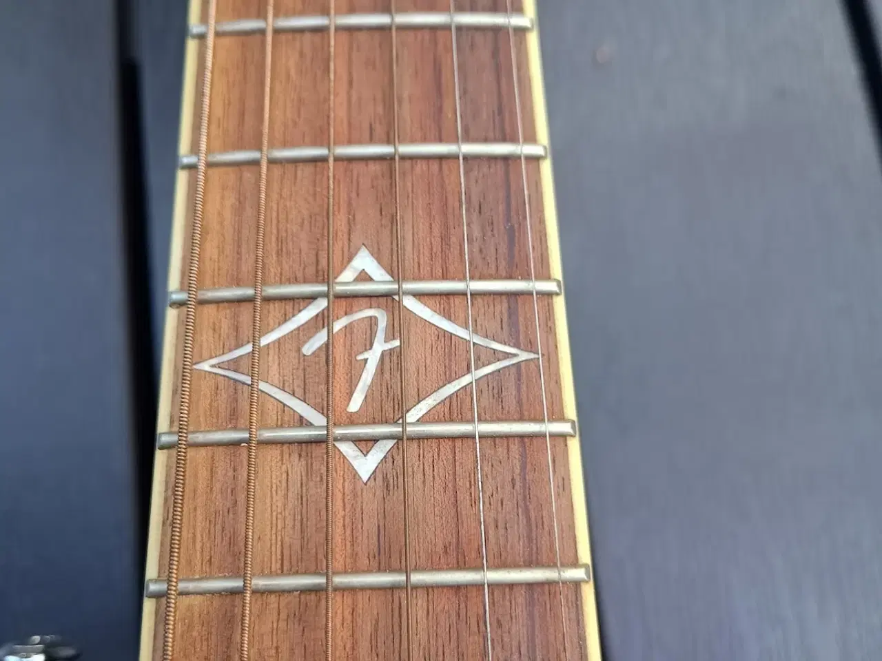 Billede 12 -  Fender T-Bucket 300 CE akustisk guitar.