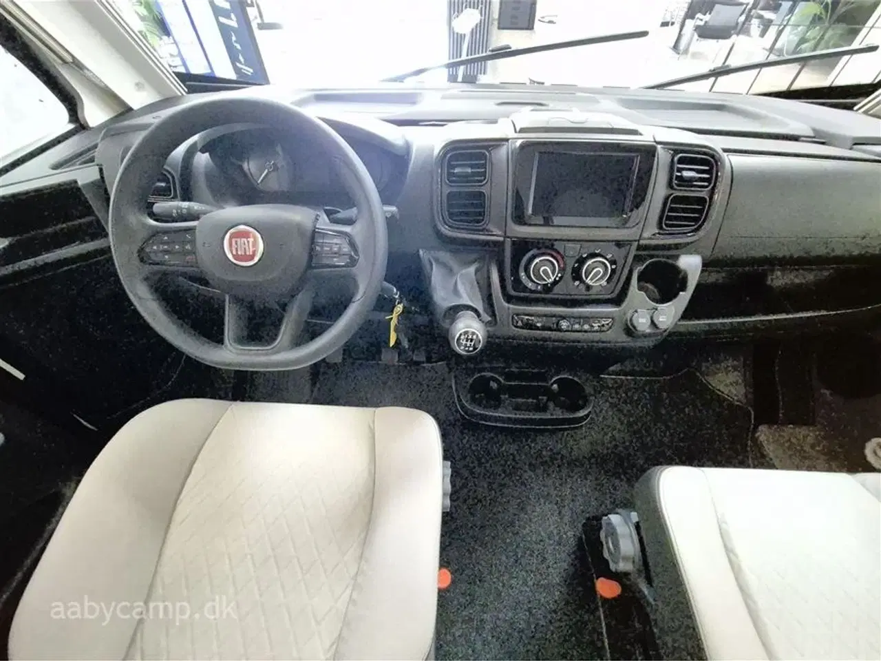 Billede 6 - 2023 - Benimar Amphitryon 983   Solceller. 2x Batterier. 2000w inverter. markise. A/C i bo-del. helårsdæk. undervognsbehandling. helårsdæk. Elektrisk indgangstrin. kun 16000 km!!!