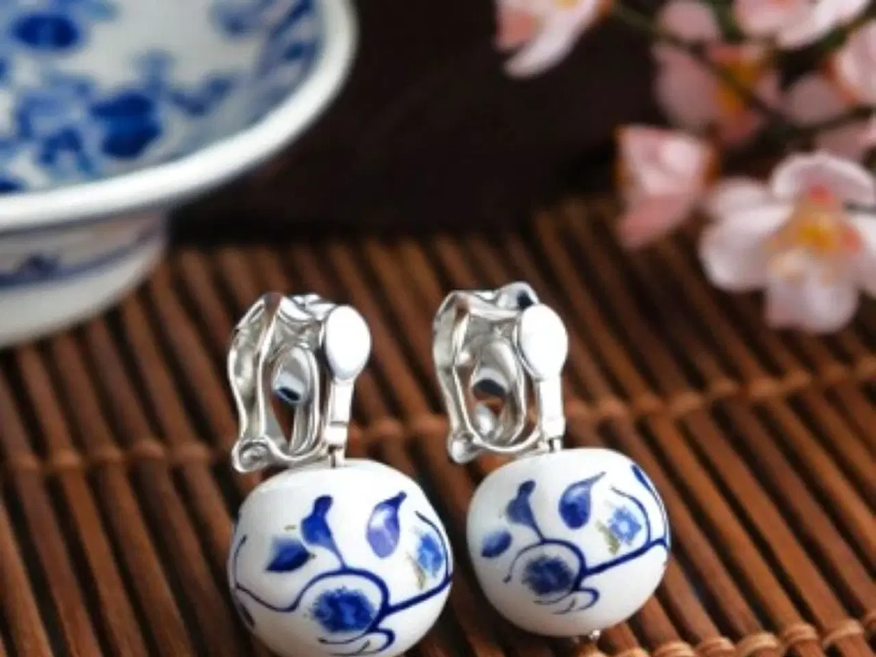 Billede 6 - Øreringe eller øreclips med keramik-perler