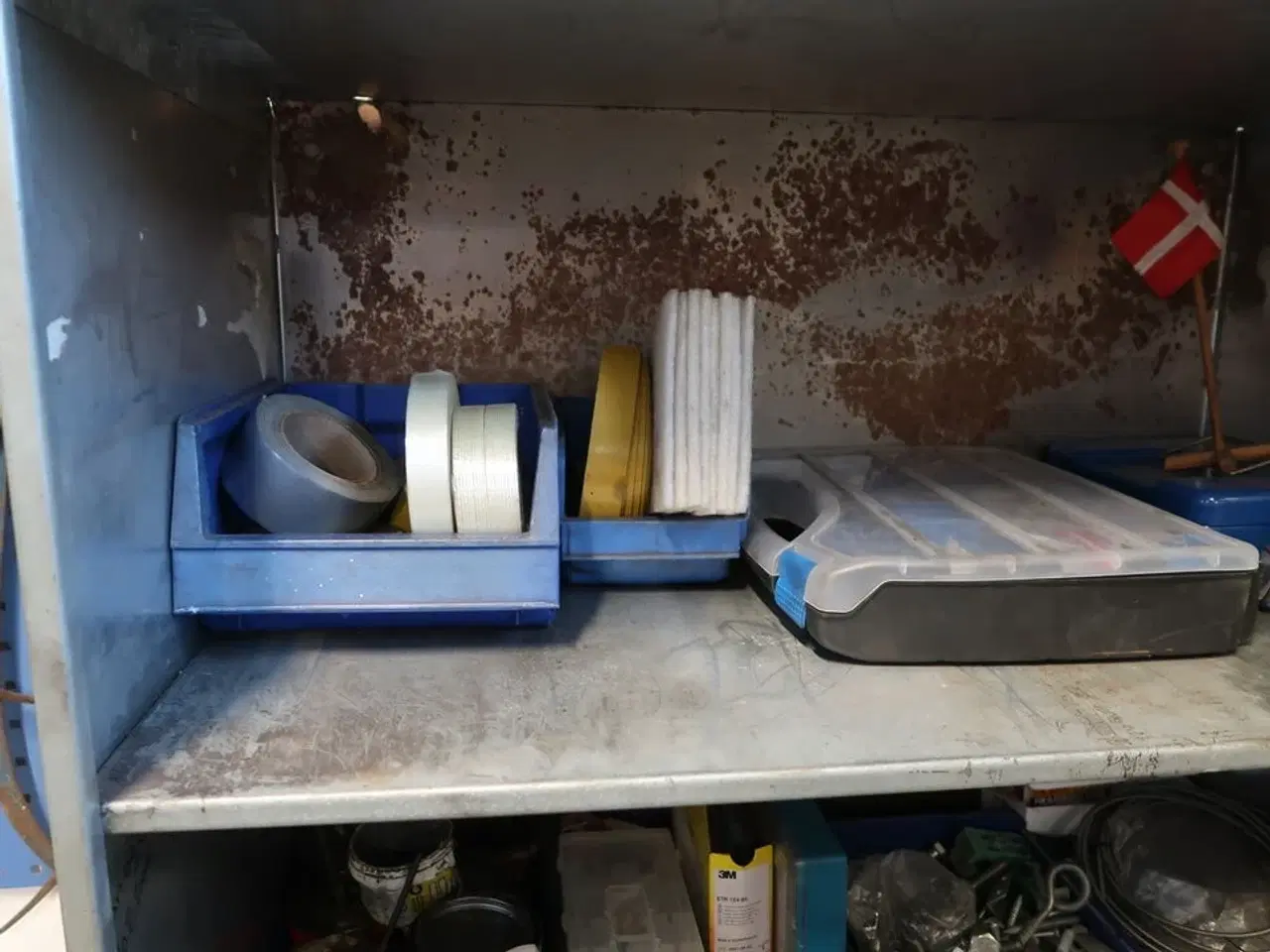 Billede 5 - Stålskab med div. Værktøj, plejemidler m.m.