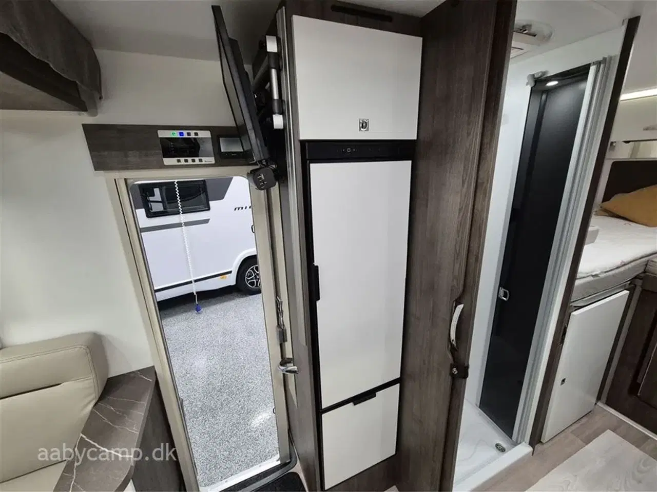 Billede 13 - 2024 - Benimar Tessoro T463 Special Edition   Nk. pakke. Automatgear. solceller. markise. to stk. 95Ah Batterier. smart tv med soundbar. lyse lædersæder.  KUN 16000 KM!!!