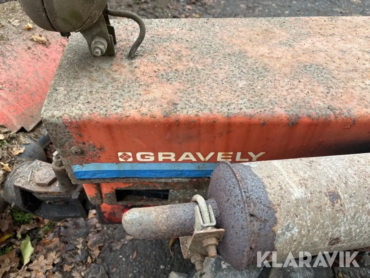 Billede 3 - Redskabsbærer med kost og klippebord GRAVELY 5260