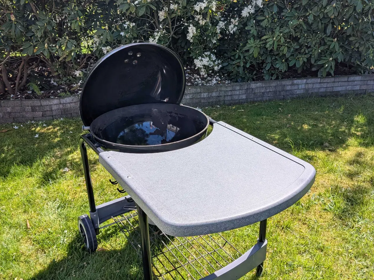 Billede 1 - Weber kuglegrill m/sidebord