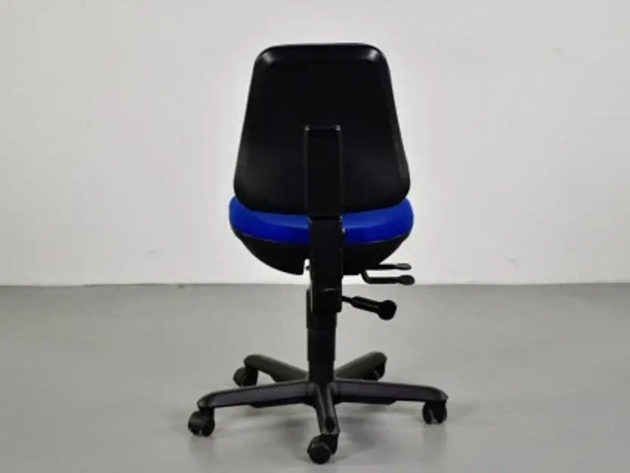 Billede 3 - Dauphin kontorstol med blå polster og sort stel.