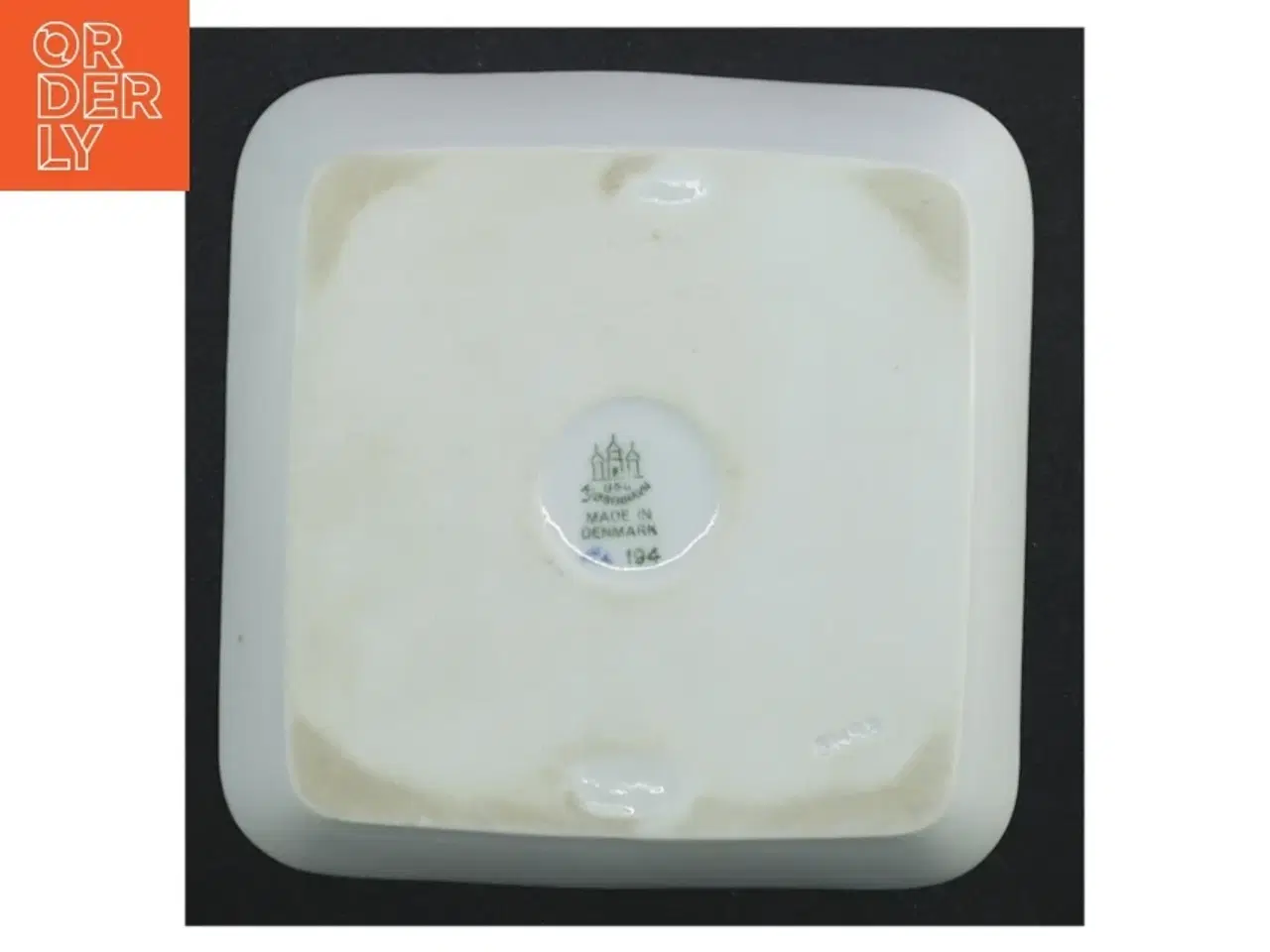 Billede 3 - Hvidt porcelænsfad med blå blomstermotiv fra B&G (str. 12,5 x 12,5 x 2 cm)