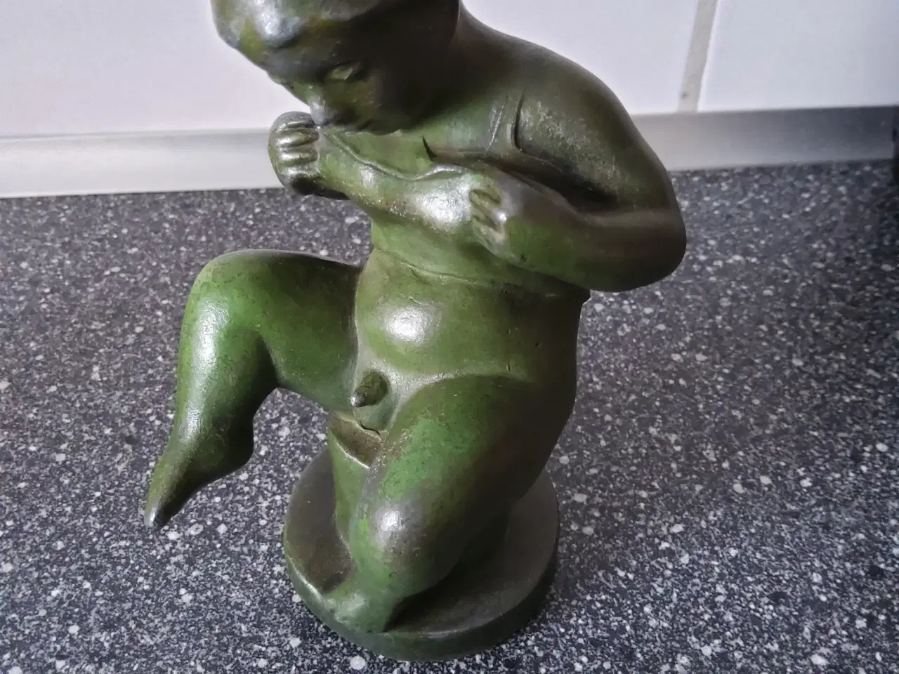 Billede 1 - Grøn Bronzefigurer/skulptur af dreng.