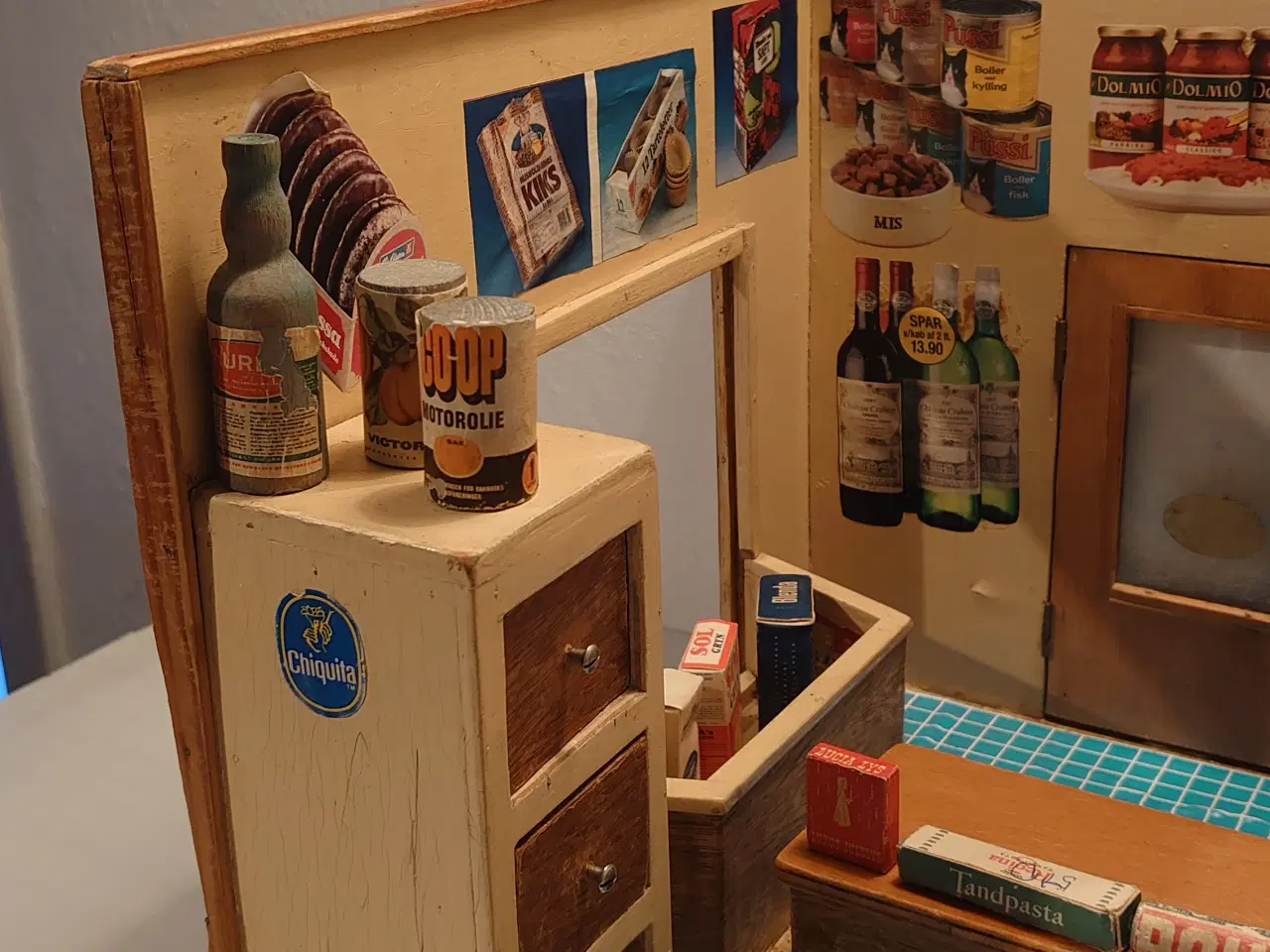 Billede 2 - Stor gammel købmandsbutik m. 53 varer i træ og pap