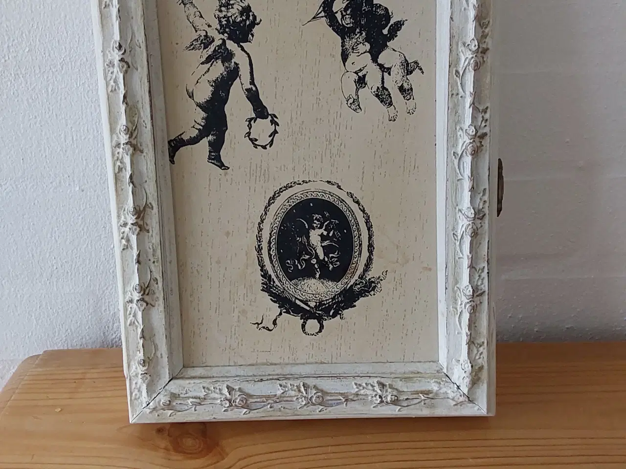 Billede 1 - Nøgleskab i hvidmalet træ 25 x 19 cm.