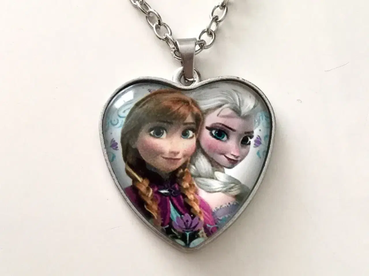 Billede 6 - Frost halskæde med Elsa og Anna hjertehalskæde 