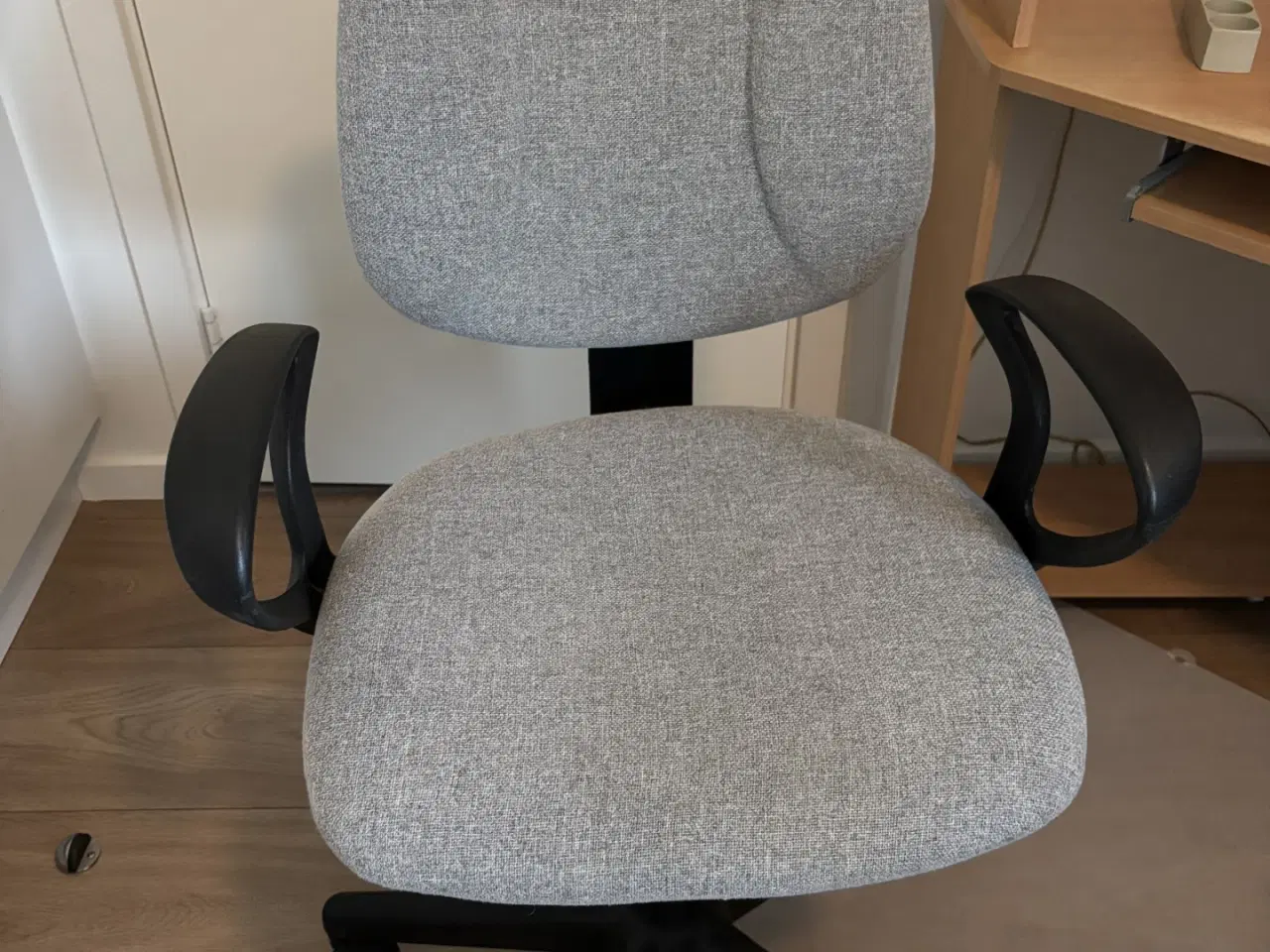 Billede 2 - Hjørneskrivebord og skrivebordsstol 100 kr. stk. 