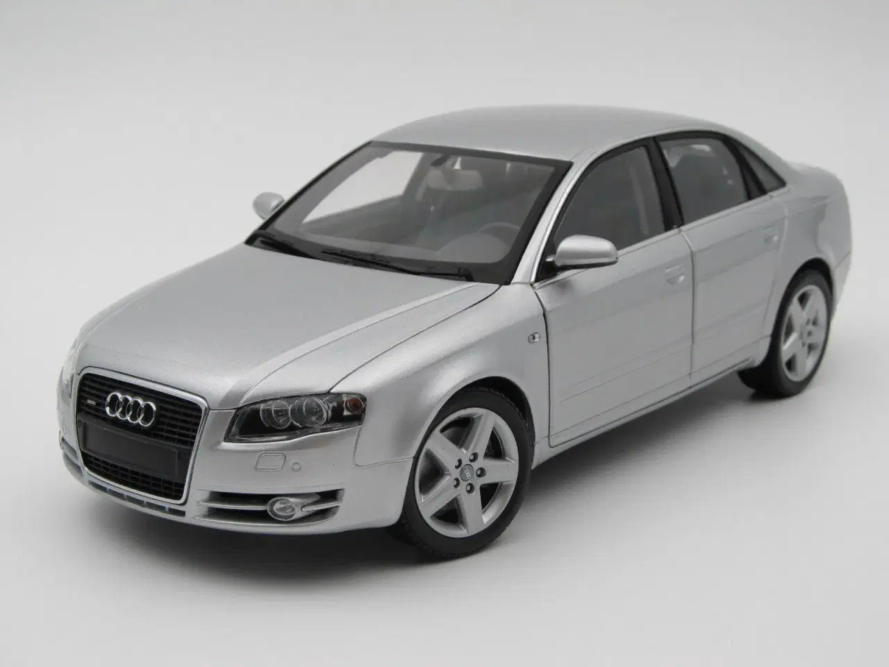 Billede 2 - 2005 Audi A4 3,2 FSI Quattro Minichamps - 1:18