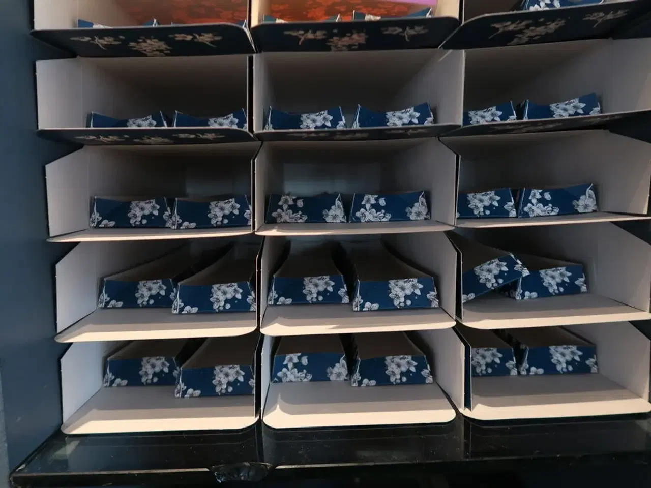 Billede 7 - 13 hylder med indhold