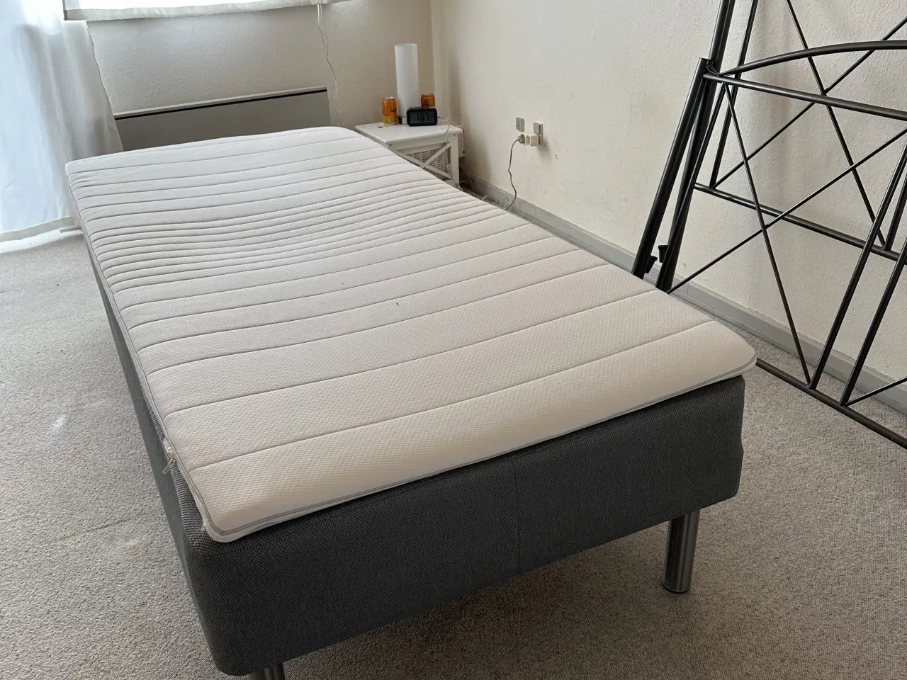 Billede 3 - Seng 90x200 med topmadras - god stand 