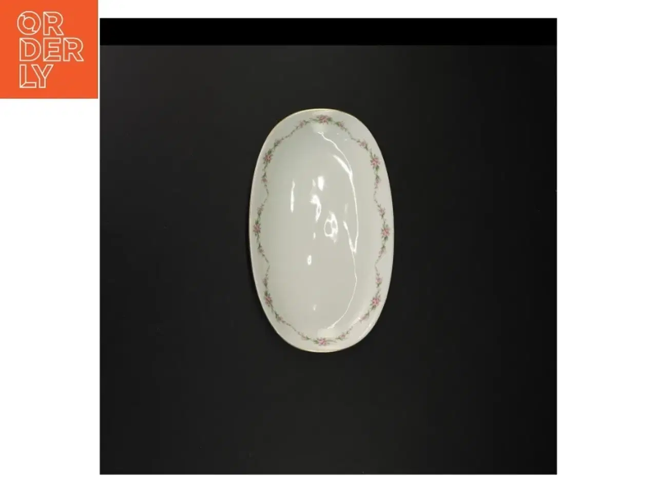 Billede 3 - Porcelænsfad med blomstermotiv fra Benedikte (str. 23 x 13 og en halv cm)