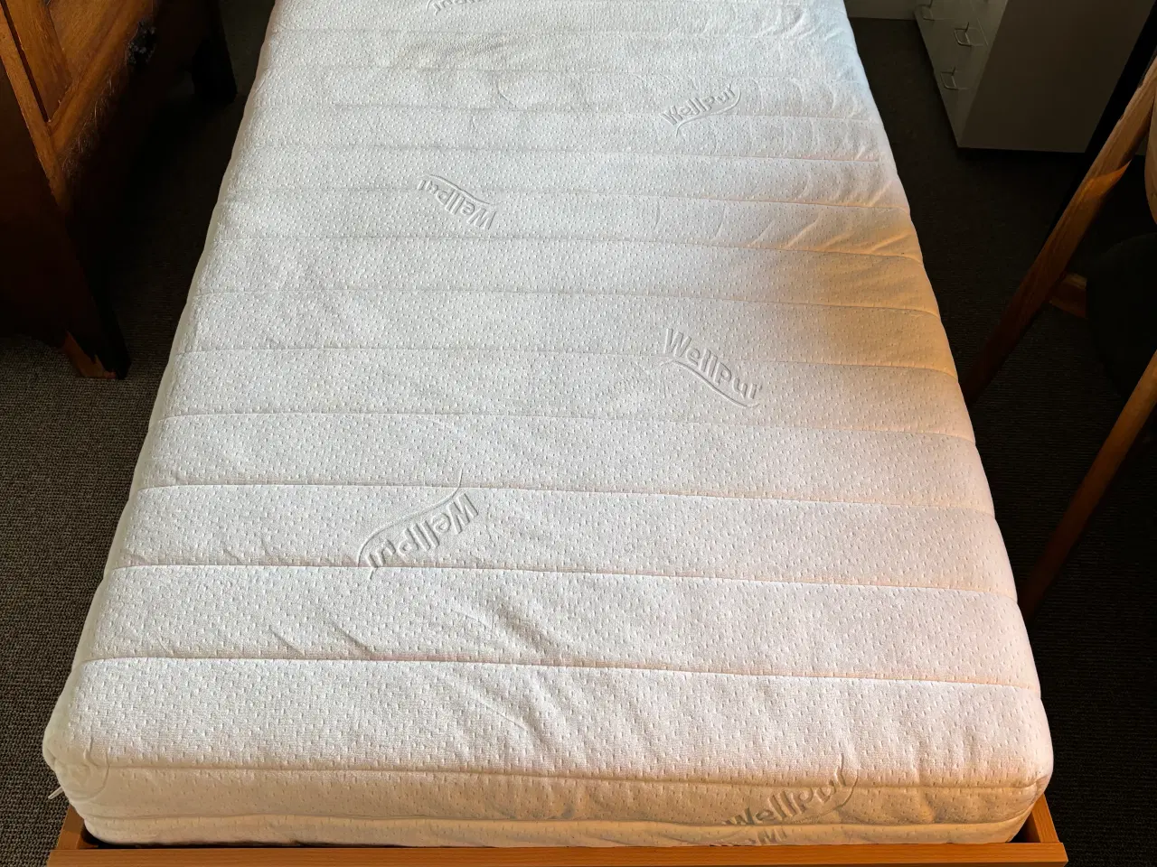 Billede 1 - Elevations seng med madras