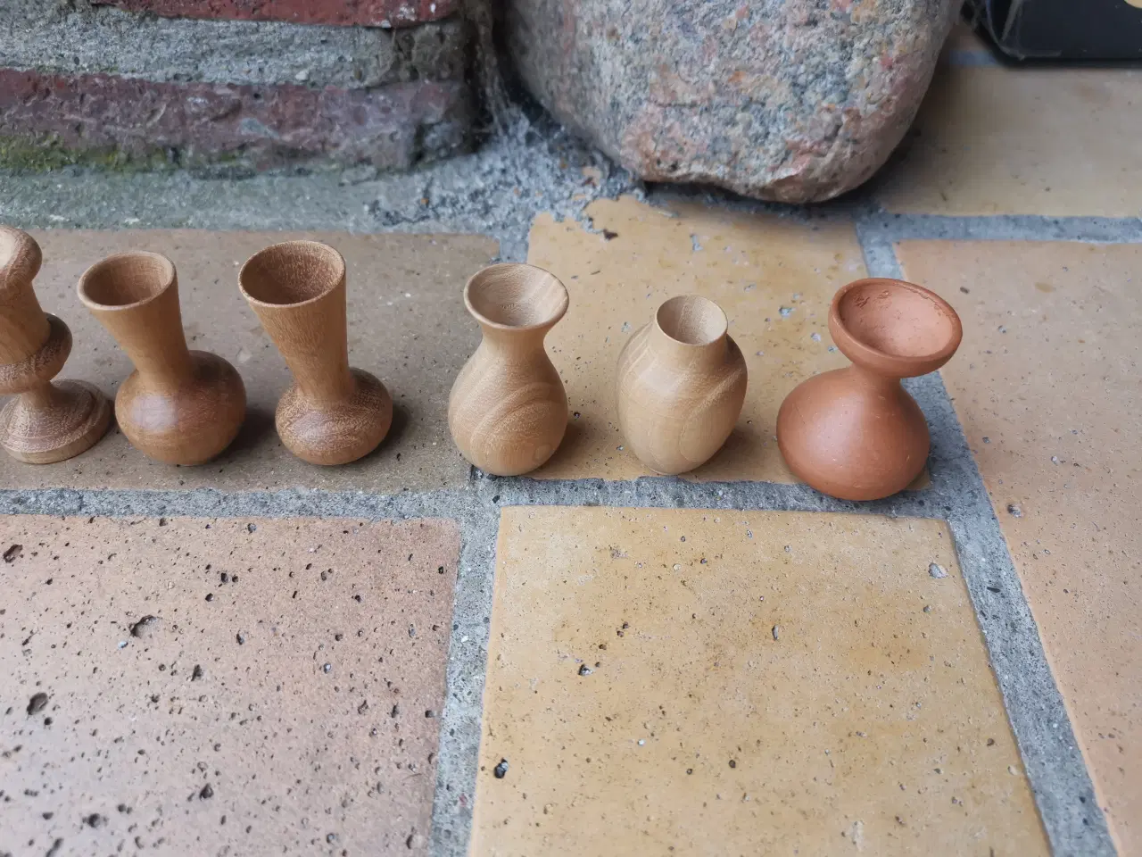 Billede 3 - Krus og Vaser i træ og 1 i keramik
