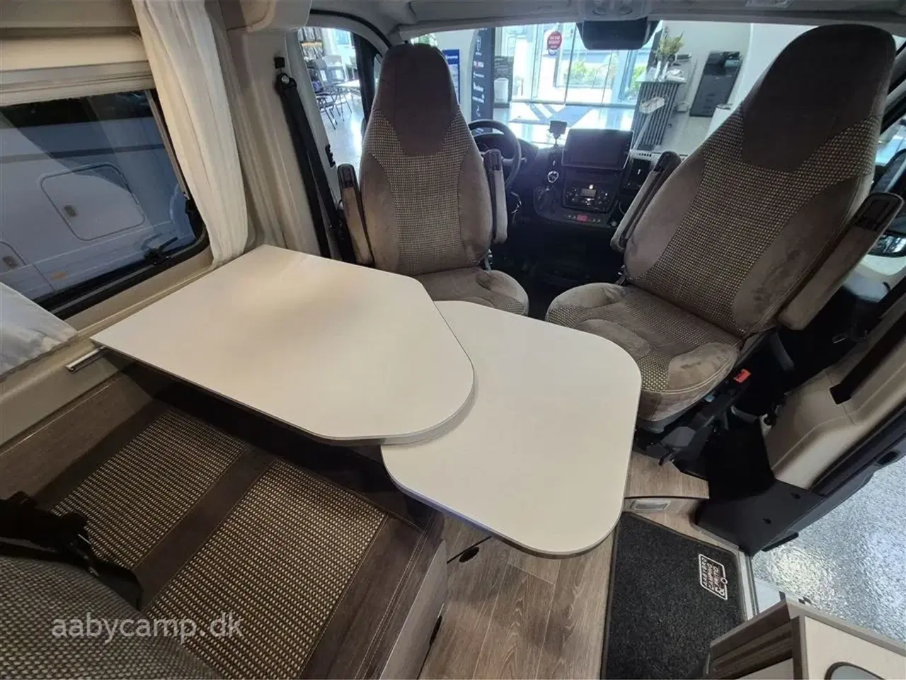 Billede 12 - 2020 - Pössl Roadcar R 640 Automatgear. 2x solceller. batteri. markise. duo-control. kompressor køleskab. undervognsbehandlet. helårsdæk. anhængertræk. soft close på bo-delsdør.