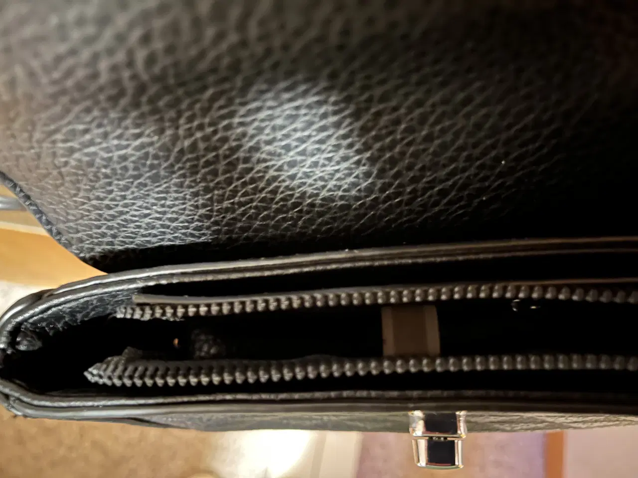 Billede 2 - Lille sort / hvid taske