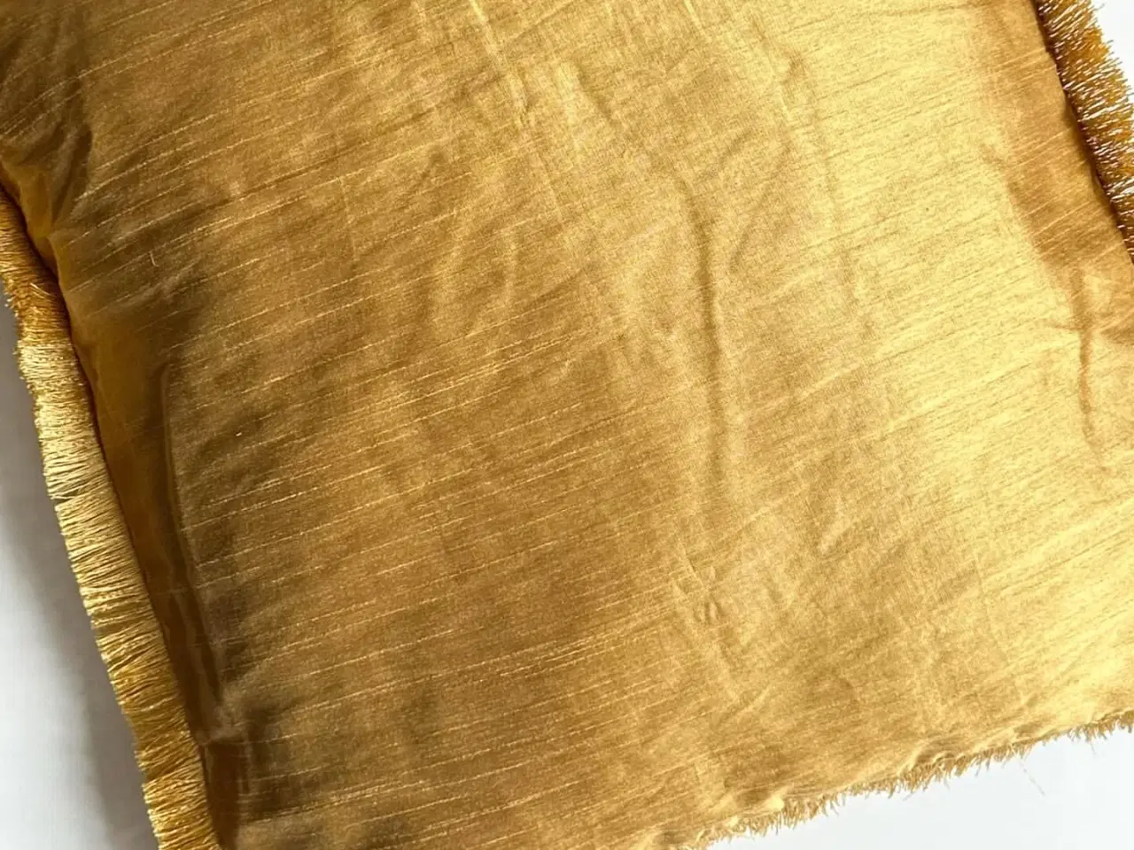 Billede 1 - Pyntepude, gyldenbrun m frynser