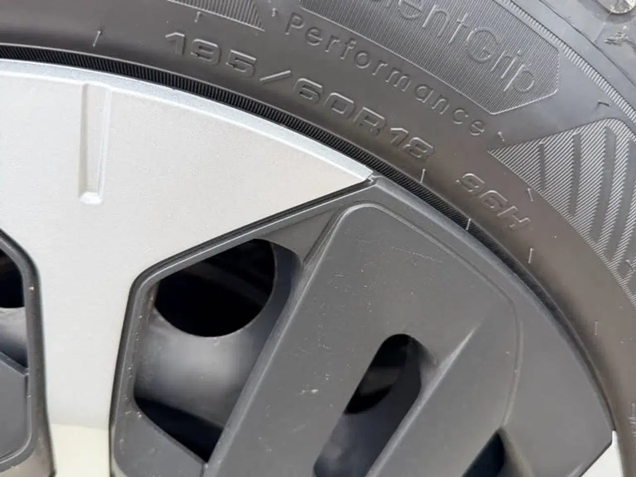 Billede 1 - dæk fra min nye Citroen 4 e you sælges 