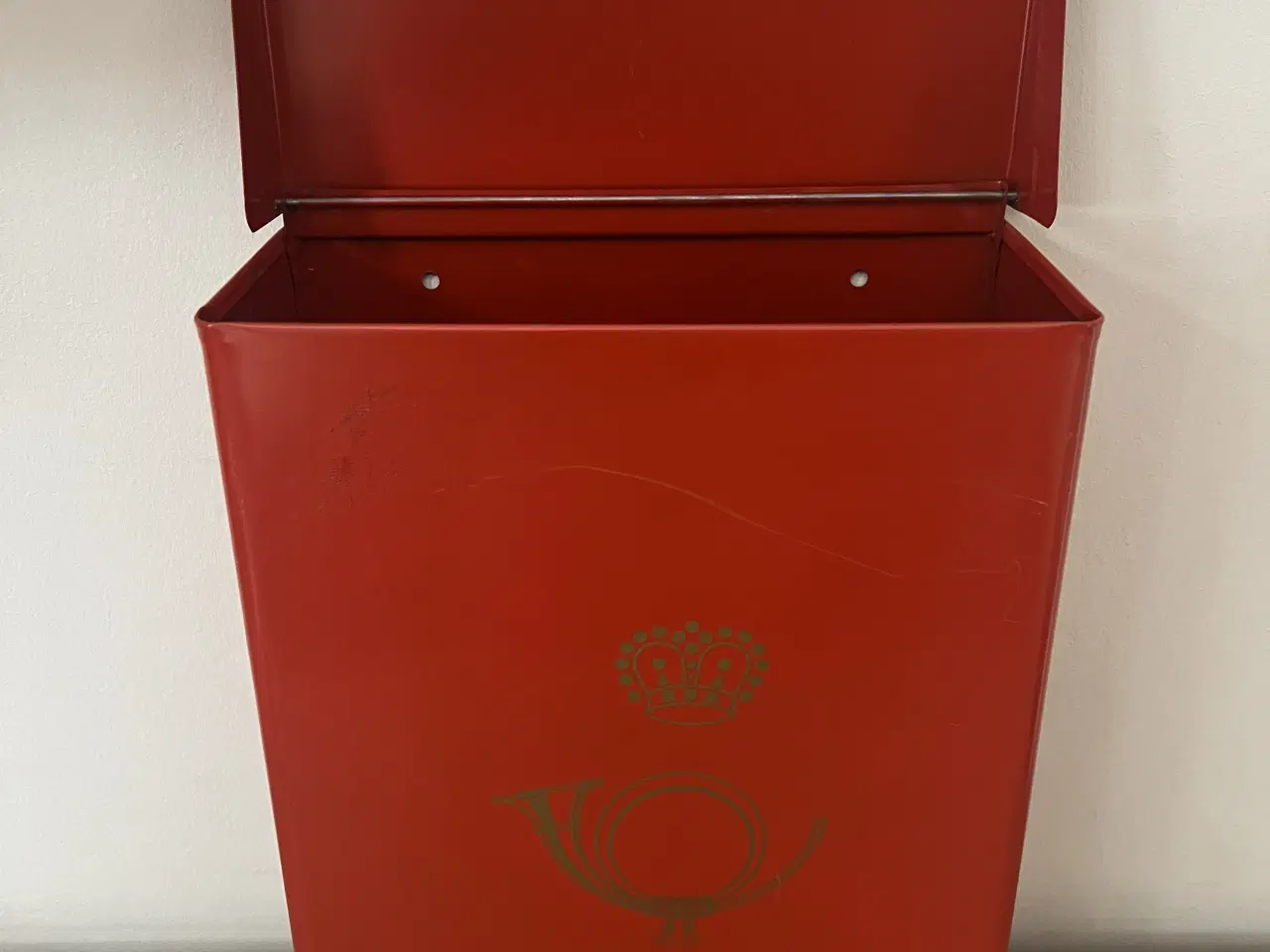 Billede 2 - Flot lille rød postkasse med post logo 