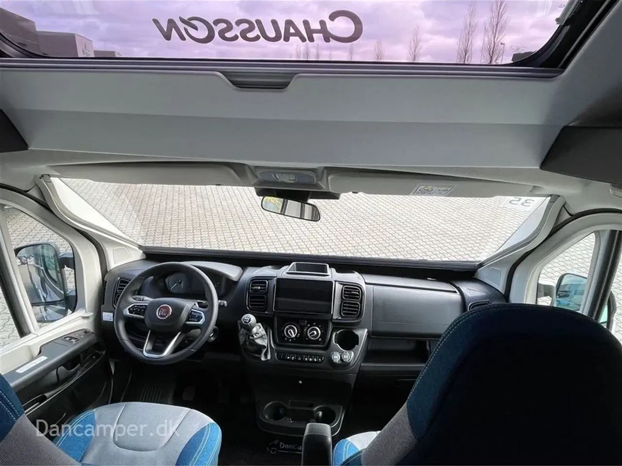 Billede 12 - 2024 - Chausson X650 Exclusive line   Unik cross-over model! Camper med stor Lounge og siddegruppe, sænkeseng, stor garage, Artic-, Connect-, Tilbehørs- og Safetypakke,
